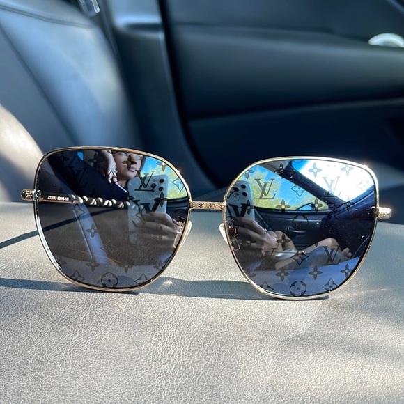 ⚜️ Louis Vuitton sunnies ⚜️ - Picture 1 of 11